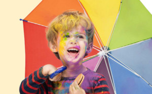 Enfant avec un parapluie multicolore